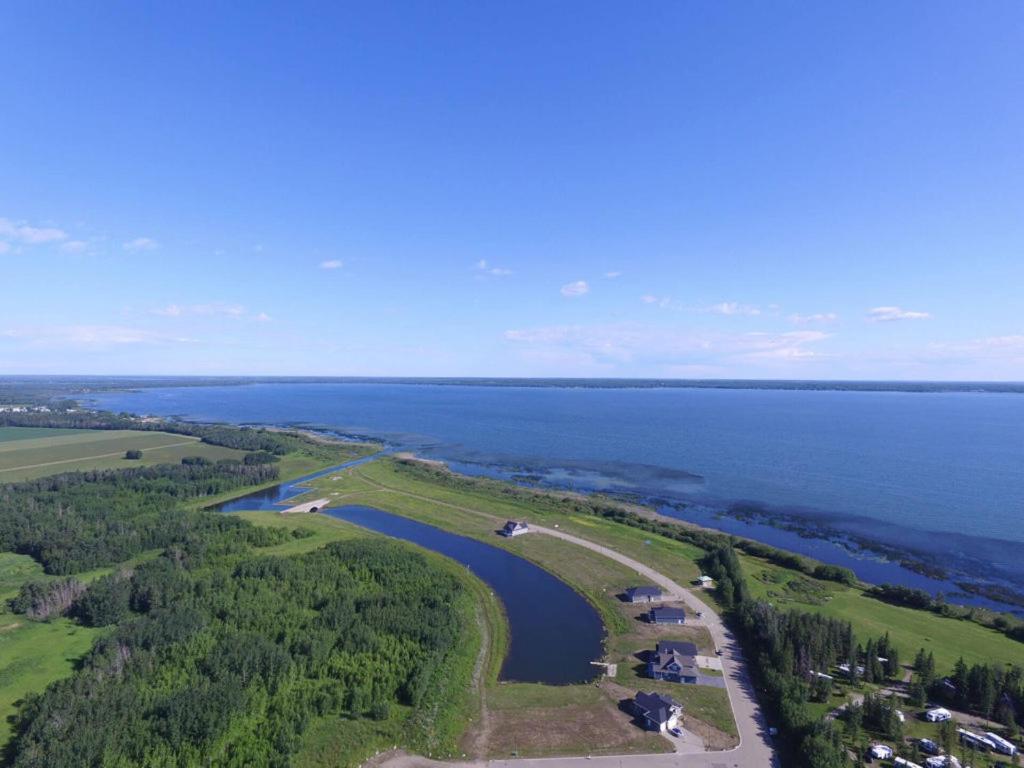 Alberta Beach Inn And Suites Экстерьер фото